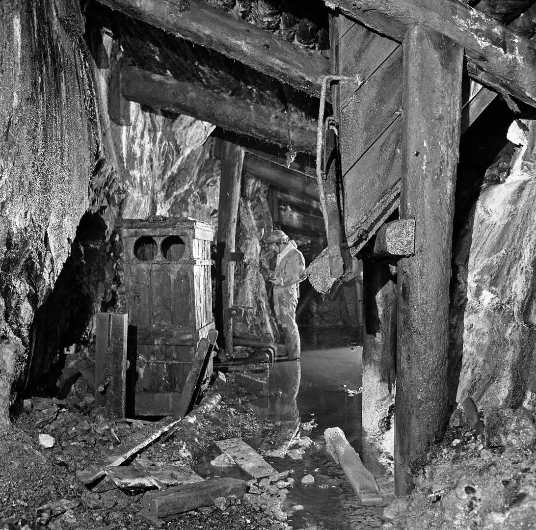 Air box and chute Aberllyn Mine June 77, submitted by Dickie Bird on 14-03-2026.
© Richard Bird Air box and chute Aberllyn Mine June 77